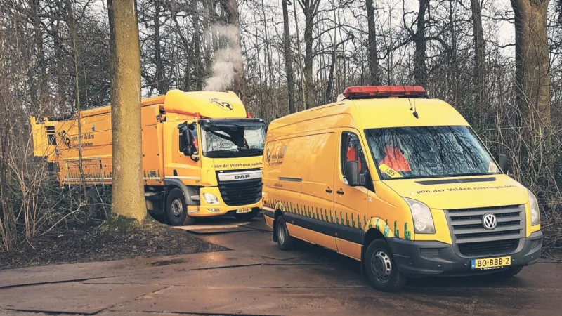 Transportriool reinigen en inspecteren met 'benedenstroomse' opstelling.